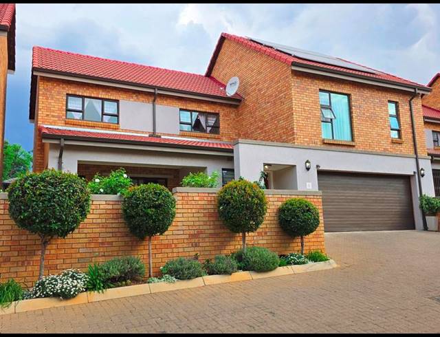3 BEDROOM TOWNHOUSE FOR SALE IN HONEYDEW RIDGE